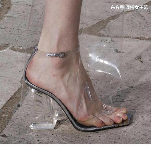 夜店女王不能少的透明高跟鞋，拉长双腿线条，展现纤细玉足