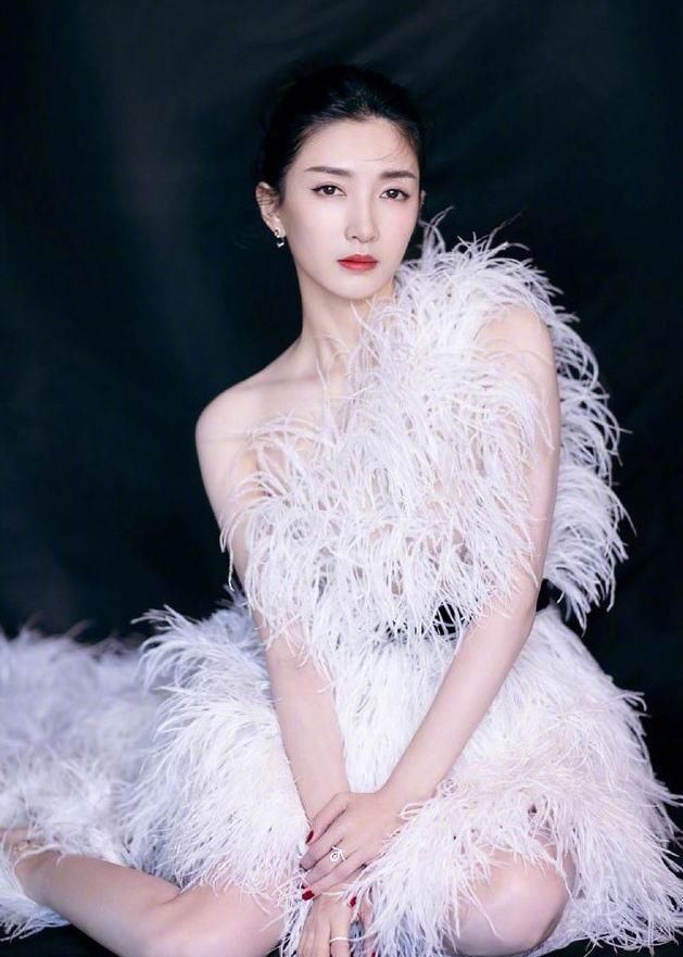  「仙气」春光俏丽下，不穿点仙气飘飘的羽饰单品怎么对得起这美好天气！