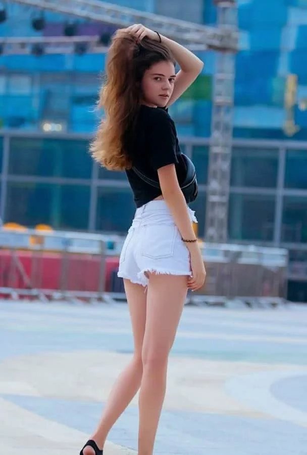 性感小姐姐，身材黑色T恤搭配白色短裤性感动人，吸引了路人的所