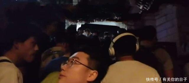 万名游客夜爬10小时上华山只为观看日出，游客我被挤“崩溃”了