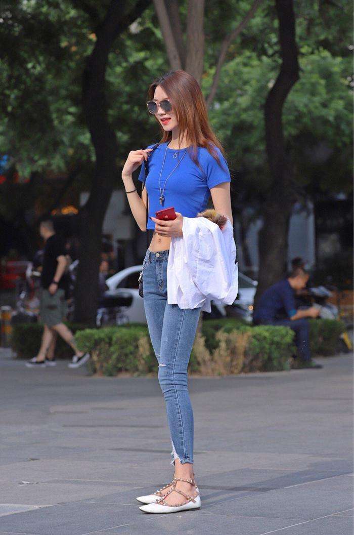 街拍: 女生如此高挑显瘦, 比例完美的身段, 让人特别羡慕