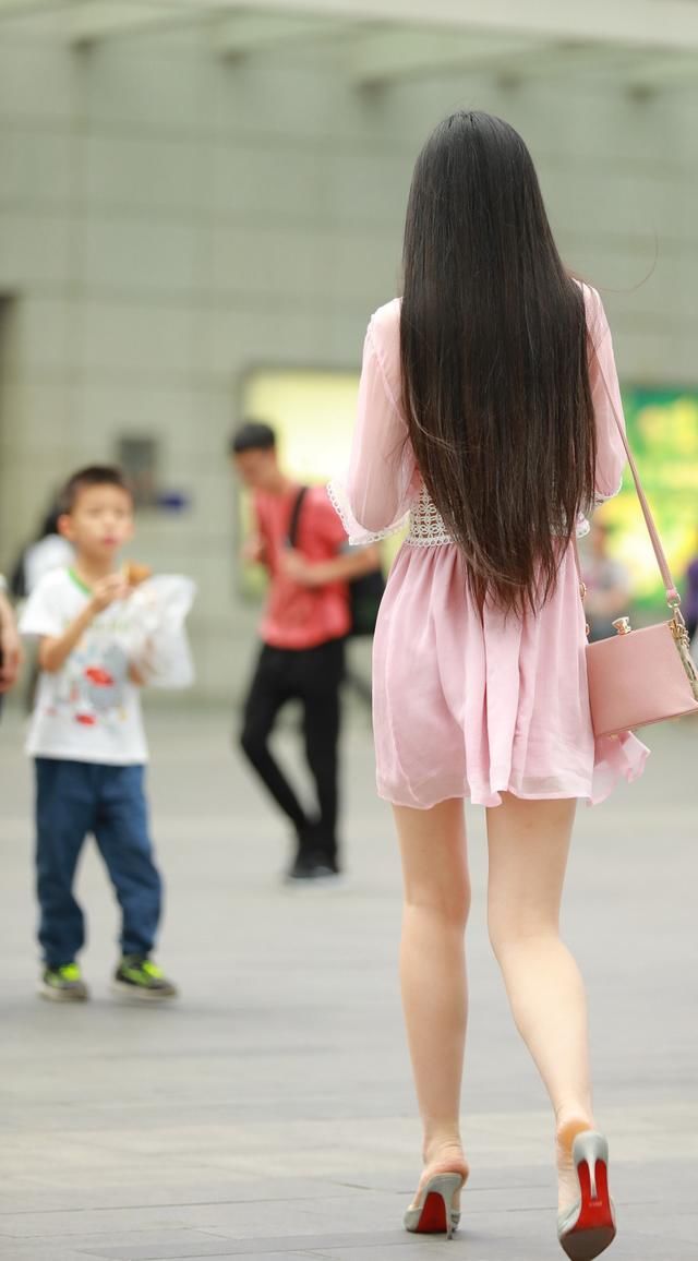街拍路人，连衣裙的穿搭风格，粉色是最受欢迎的颜色