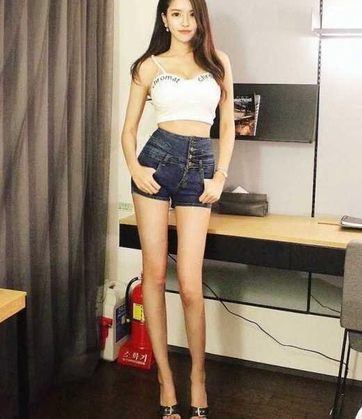 潮范十足的牛仔裤美女，时髦穿搭特别有吸引力