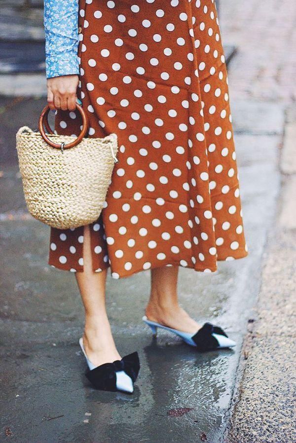 奶奶,你的菜篮子我抱走了哈~