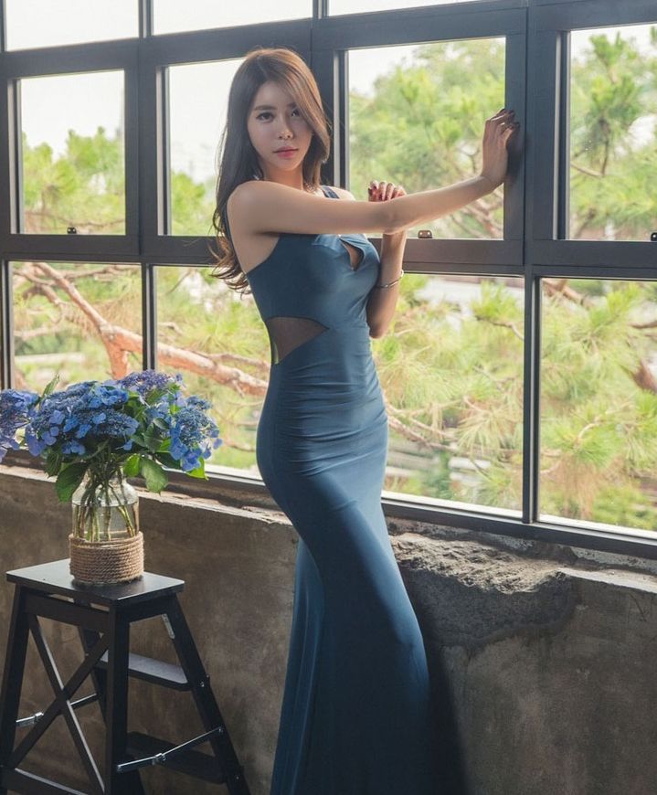 女生■长裙是很多女生喜欢的装扮, 因为长裙更能散发女性的个人魅力