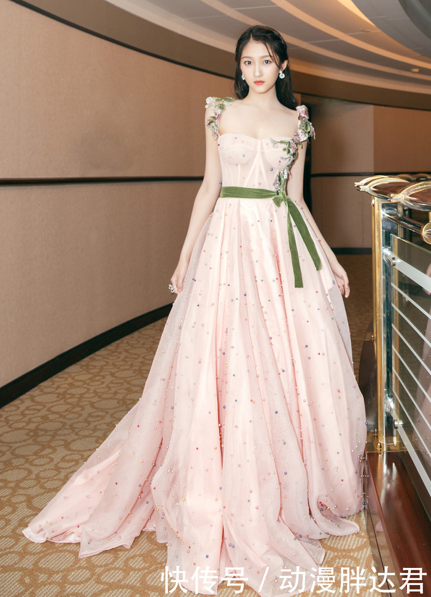 关晓彤真敢穿，吊带裙被吐槽有心机，网友：看的不好意思了