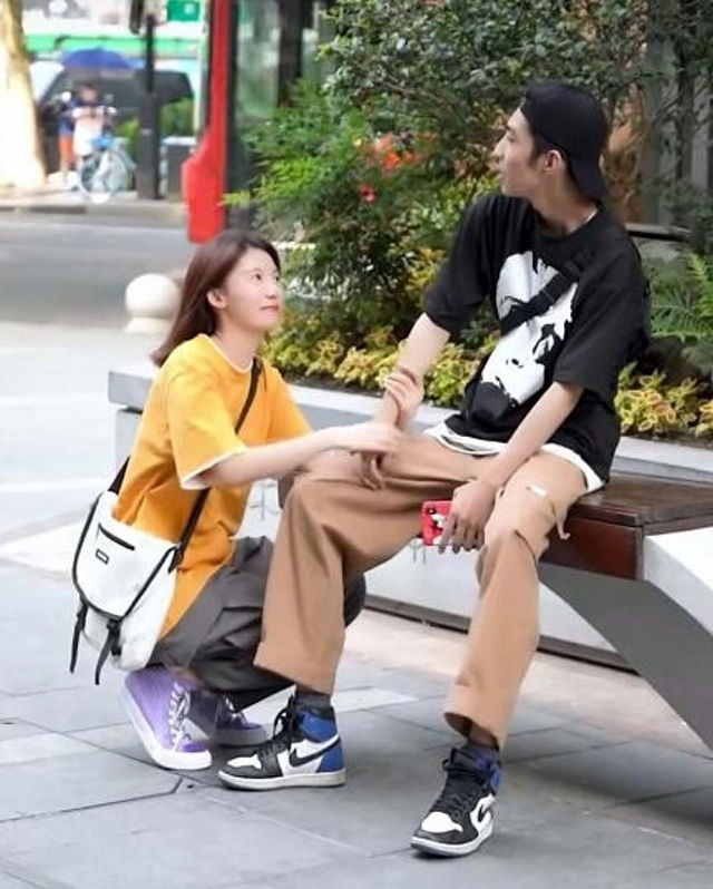 『小姐姐』路人街拍,连衣裙小姐姐,网友:小姐姐的腿还是蛮好看的