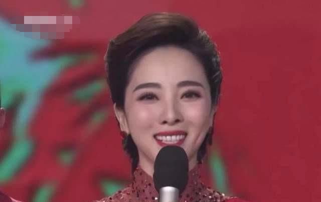  『思思』央视80后一姐李思思晒近照，不上春晚后网红感十足，撞脸柳岩