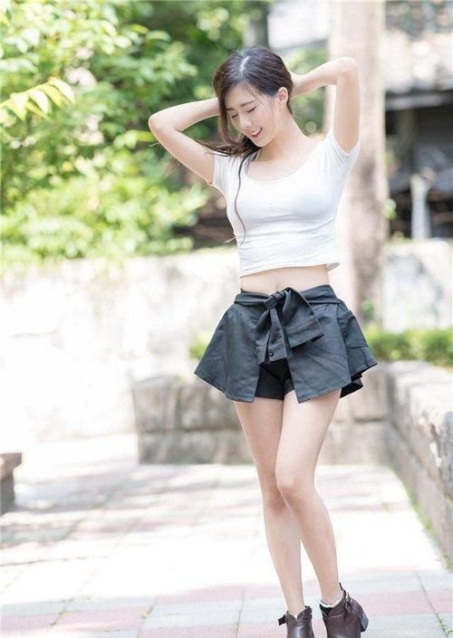  【风采】街拍：小姐姐端庄款式的牛仔裤呈现性感，彰显自己的青春风采