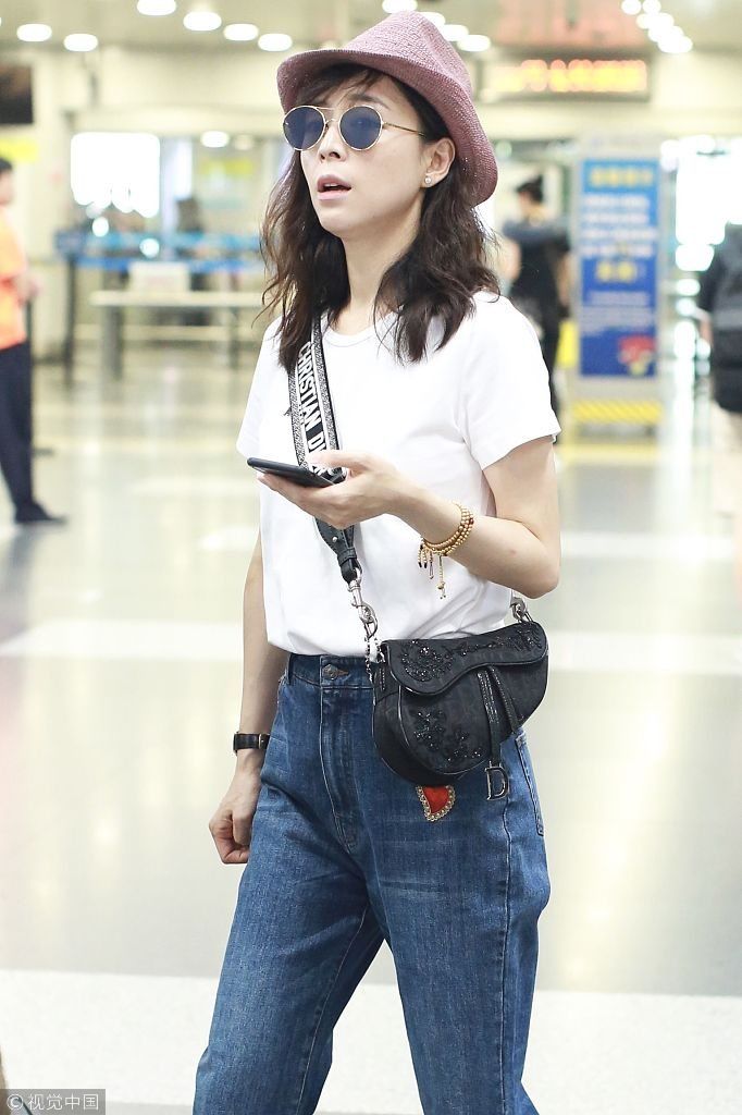 张静初烫卷发戴小粉帽少女心爆棚  阔腿裤+白T时尚吸睛潮出天际