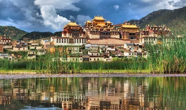 云南最大藏传佛教寺庙,被誉为“小布达拉宫”,犹如一座庄严古堡