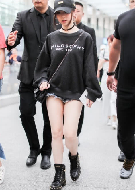 脱掉皮裤的邓紫棋美翻了！穿超短裤大方秀美腿，这次终于穿对了！