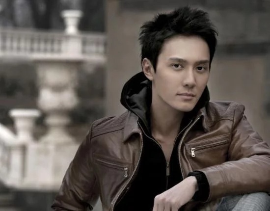 网友再次偶遇冯绍峰赵丽颖小腹凸起，想破传言却躲闪，不如大胆承