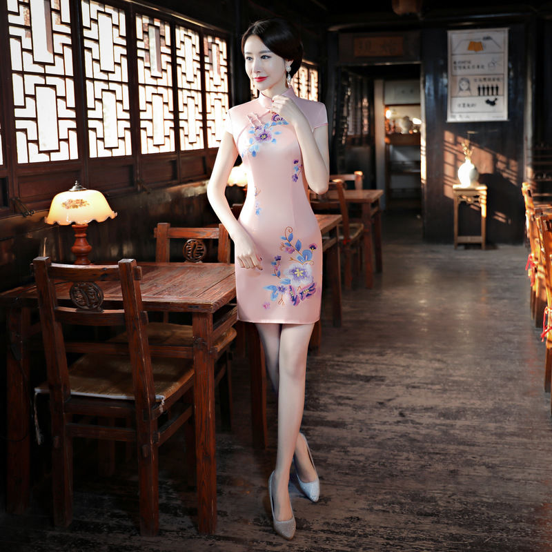 想要“女人味”十足，学学香港女人穿丁字裤+旗袍，美出新境界