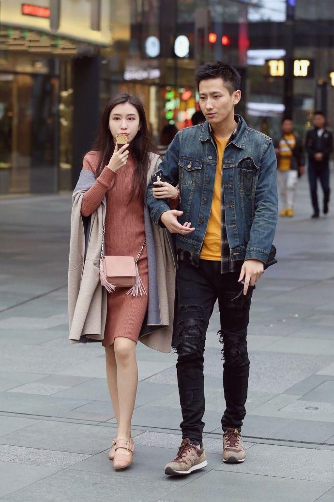 街拍:美女身穿红色紧身T恤和白色超短裤，非常好看的长腿!