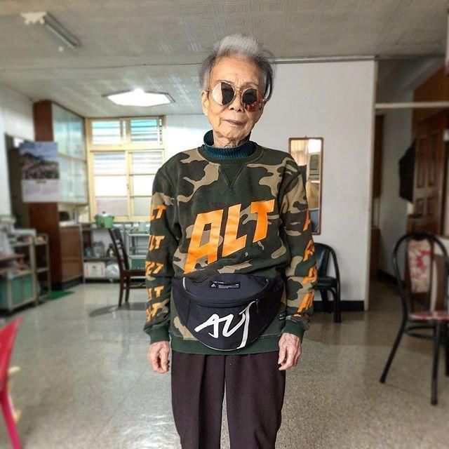90岁奶奶的日常穿搭，这搭配吴亦凡看了都沉默，真是活到老潮到老