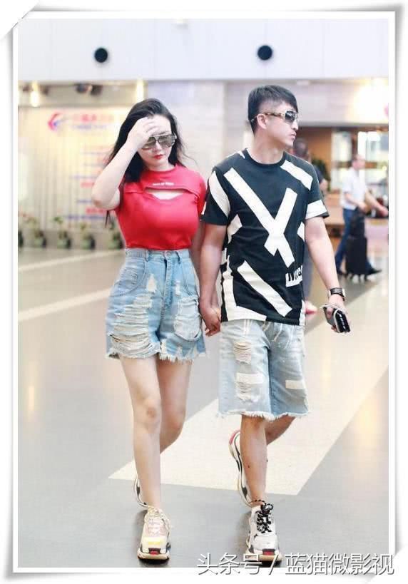 冉莹颖真会玩，穿T恤故意把胸前剪个口，不但不丑竟意外好看！