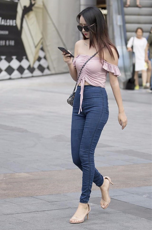 街拍：一个紧身的肚脐装，恰巧露出了小仙女的小蛮腰