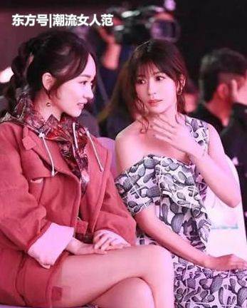 霍思燕为艳压，穿超短裤秀美腿，撞上贾静雯露肩裙，谁丑谁尴尬！