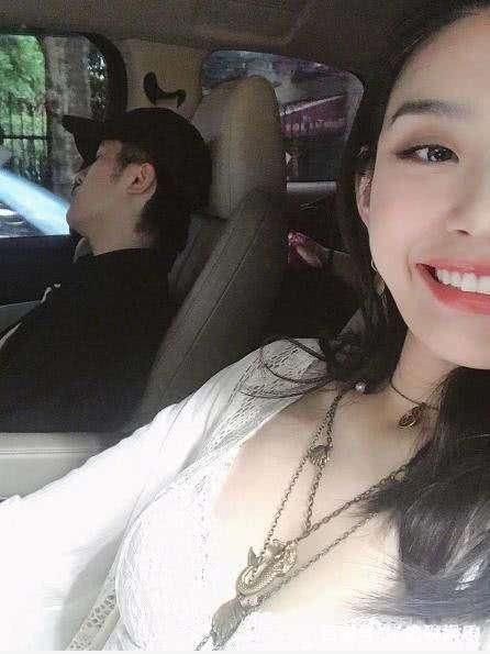 奚梦瑶裹胸出行,胸前“波涛汹涌”,网友:大饱眼福