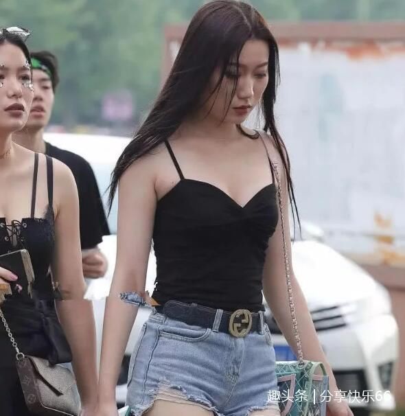街拍：气质小姐姐，紧身装秀出迷人小蛮腰，让人羡慕！