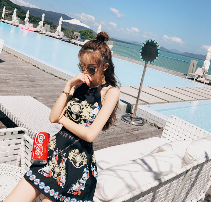 性感印花式比基尼小姐姐，与美丽的大海融为一体！