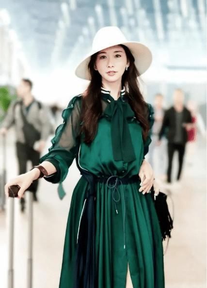 「 性感」“肚兜”风连衣裙也敢穿，却意外性感迷人，林志玲为捞金真拼