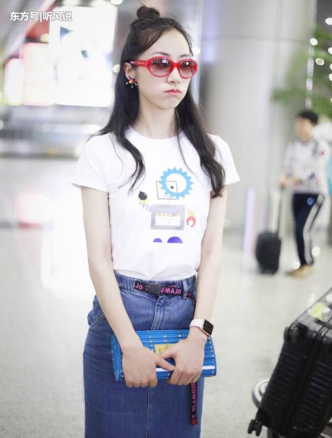 韩雪穿牛仔裙变少女，拿个“变色枕头”当包包，看了都觉得时髦!