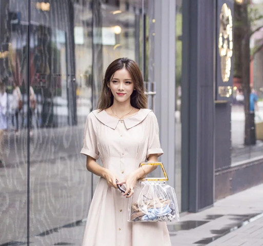 街拍路人， 小姐姐一头蜂蜜茶色的长发 ，看着时髦而自信