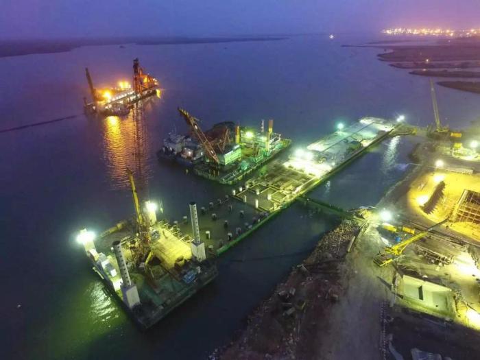 中国助力巴基斯坦,这个港口从沙漠“蜕变”绿洲,巴铁:中国真牛