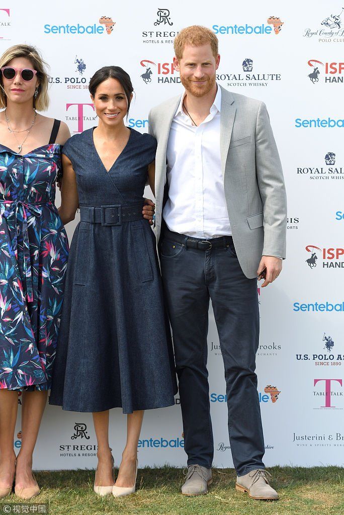 梅根王妃黑超遮面嫁入皇室星味不减  揽哈里王子手臂眼神爱意满满