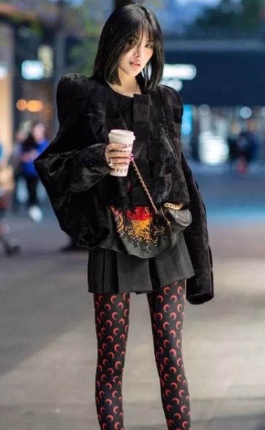  [小姐姐]街拍：迷人优雅的长发美女，简单穿着魅力十足，美的迷人！