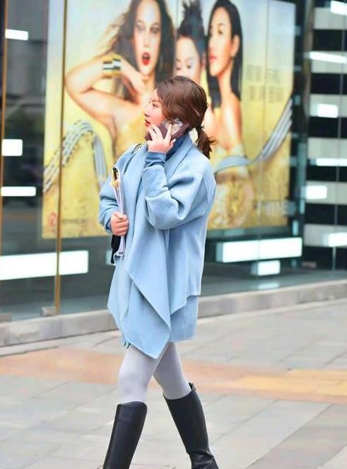  「黄色」养眼女神街拍：白璧无暇的美女，一件黄色短袖配白色裙子，时尚优雅气质