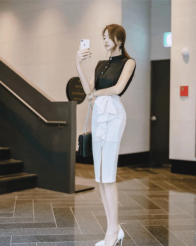 『 开叉』白色包臀开叉半身裙, 尽显美女的优雅气质，黑色经典无袖衬衣,