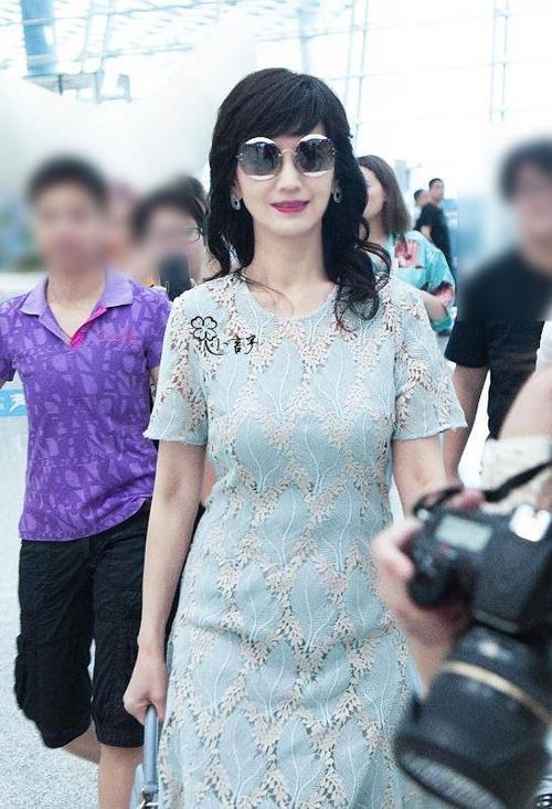 赵雅芝太厉害！64岁穿“细针鞋”如履平地，网友：奶奶好拼！