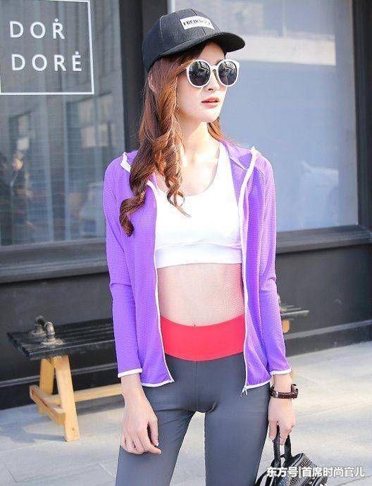 紧身打底裤小姐姐，展现出女性不一样的魅力与完美的身材!