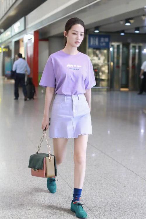 李沁这鞋子亮了,全身“香芋”造型,竟比不上脚踩的“毛毛虫”鞋