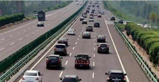  「大货车」高速公路行车时，安全要时刻放在第一位，这几种情况
