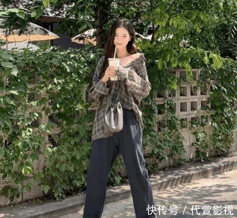  [特别]别再穿老爹裤了！今天流行“云朵裤”遮肉肉显身材，这么穿贼好看