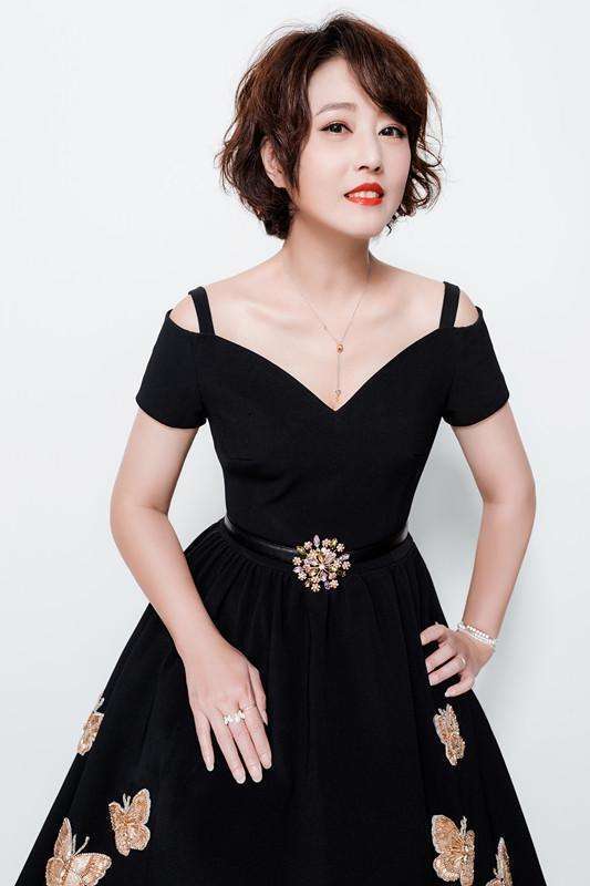 周海媚亮相活动, 粉色毛衣配上一口大黄牙, 网友直呼: 辣眼睛!