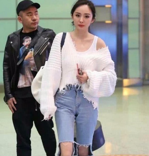 杨幂不走寻常路，裤子衣服都烂的很彻底!网友:真想把下半截剪掉