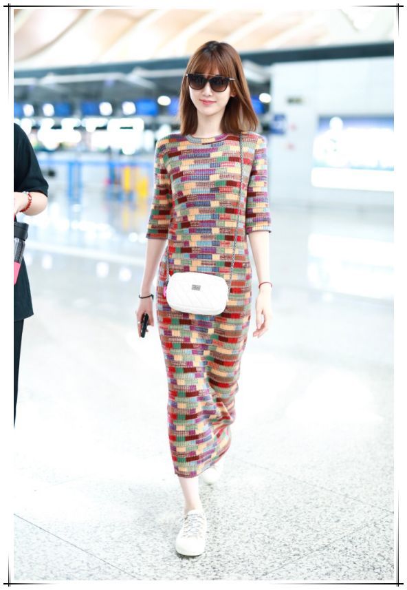 看了毛晓彤格纹裙,再看白百何,网友:甜美与妩媚的差距一目了然