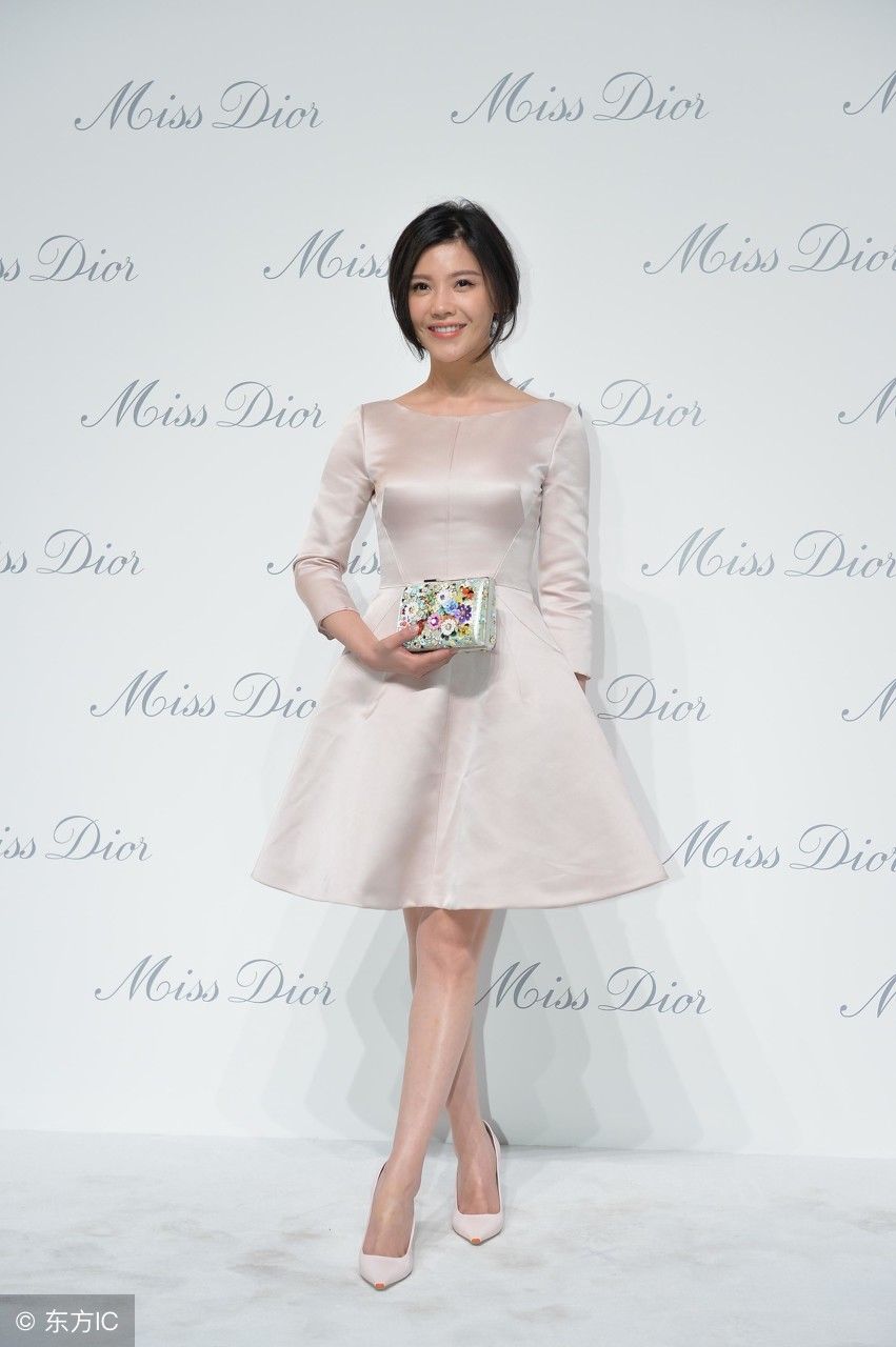 杨子姗穿这身裙子，下半身秀出美腿让人咽口水，看到脚“一秒破功