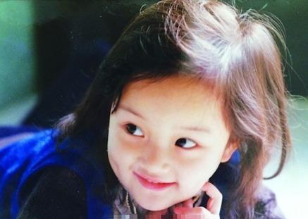 Angelababy童年照上热搜，这下真有人相信她没整容了