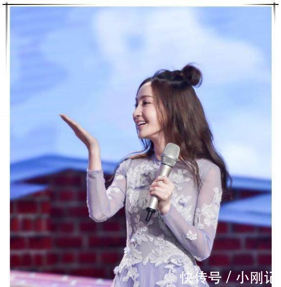 看了马伊琍的礼服裙，再看看姚笛，真的想对文章说一句好福气！