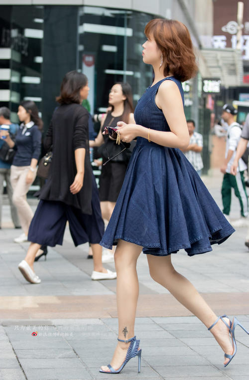 路人街拍，夏天就应该穿的这么清凉，既清凉了自己又增添了风景