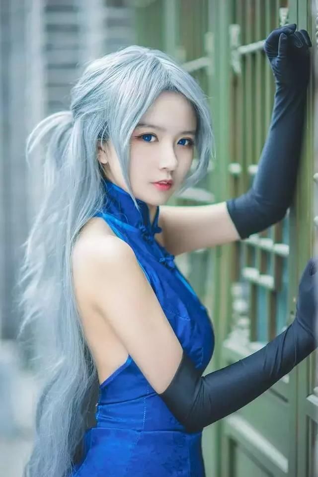 五官精致，紧身旗袍，小姐姐不光模样好，身材也苗条