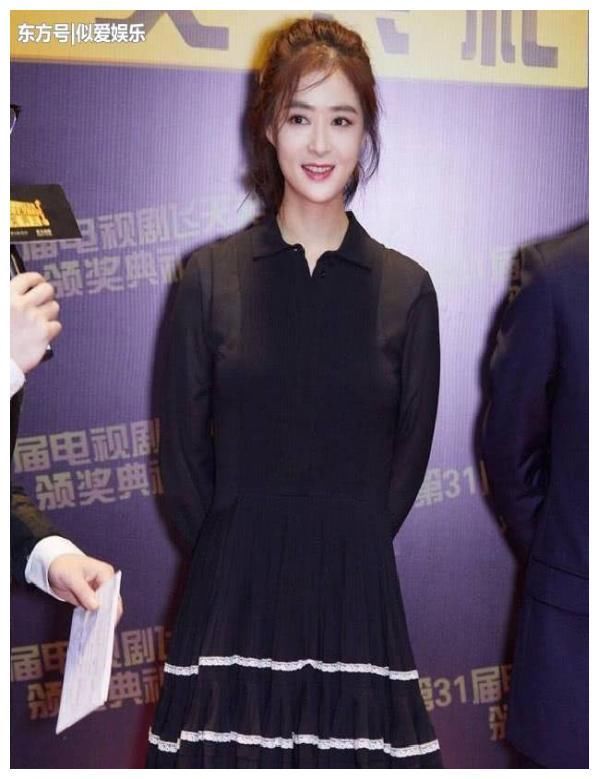 蒋欣瘦了才敢穿短裙，但P得比杨颖的还狠腿，瘦得像两根火腿肠！