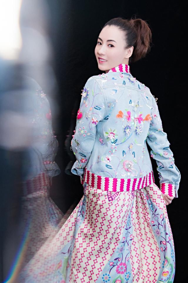 张柏芝穿印花连衣裙撞上范冰冰，网友:时尚和气质对比一目了然!