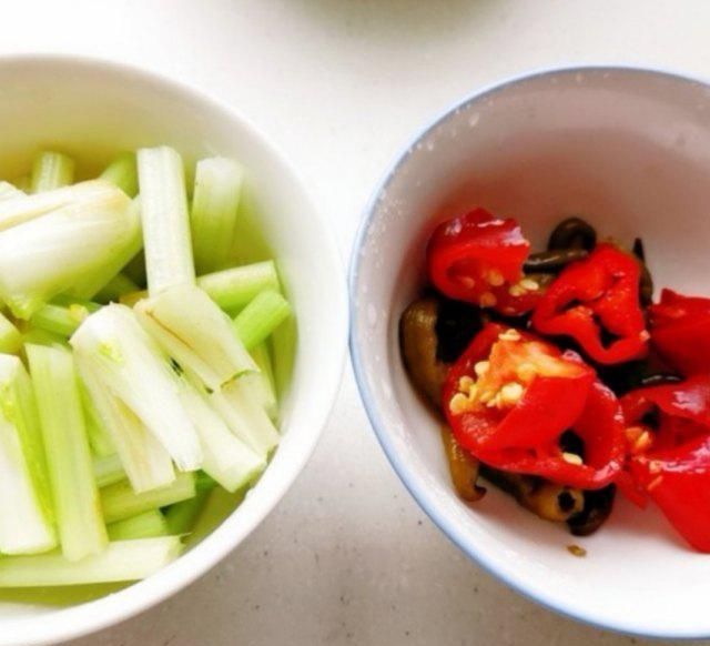 芹菜■芹菜梗爆炒牛肚,超级下饭哦!